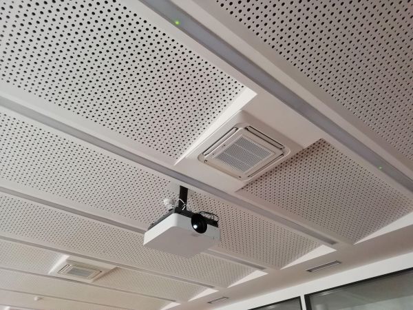 instalace projektorů na strop